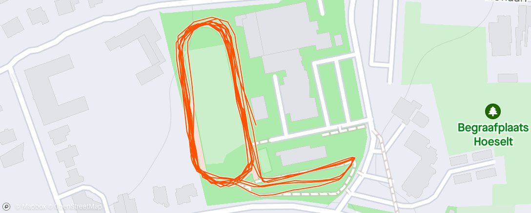 Map of the activity, Trenara deel 1
Warm up 15 min à 7:41
4x1k à 6:05 en 200m rust
Cooldown

Bij de eerste 200m rust ging Garmin de mist in. Na 2 rondjes rond de piste, had ik zogezegd nog altijd 50m te gaan 🤔